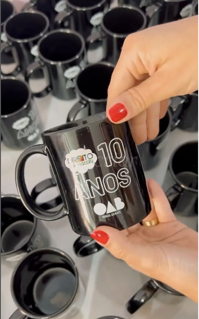 Caneca preta personalizada para evento institucional