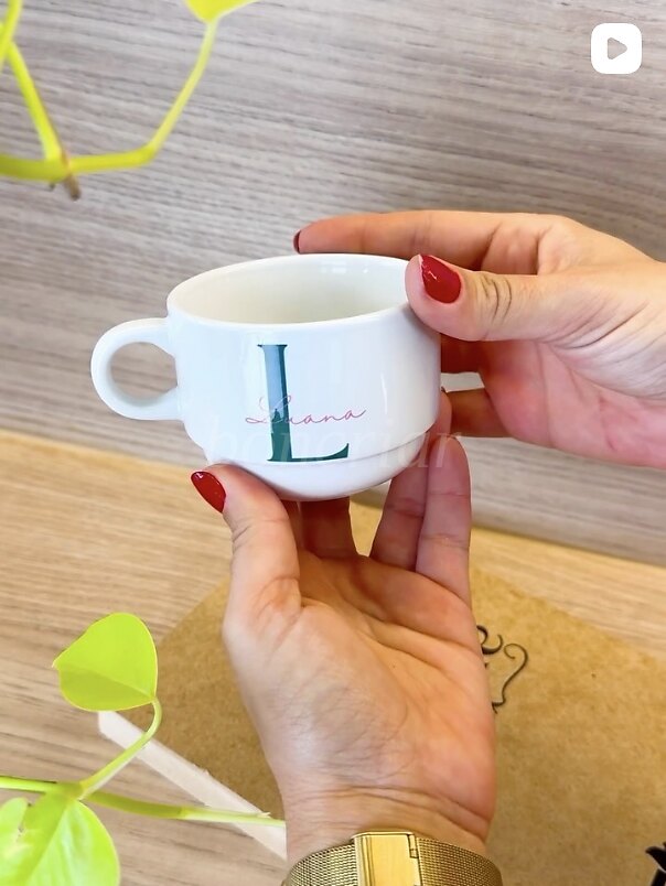 Xícara cerâmica branca com inicial e nome personalizados