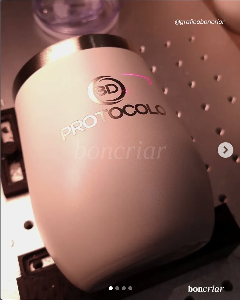 Copo cerâmico branco com logo metalizado gravado a laser