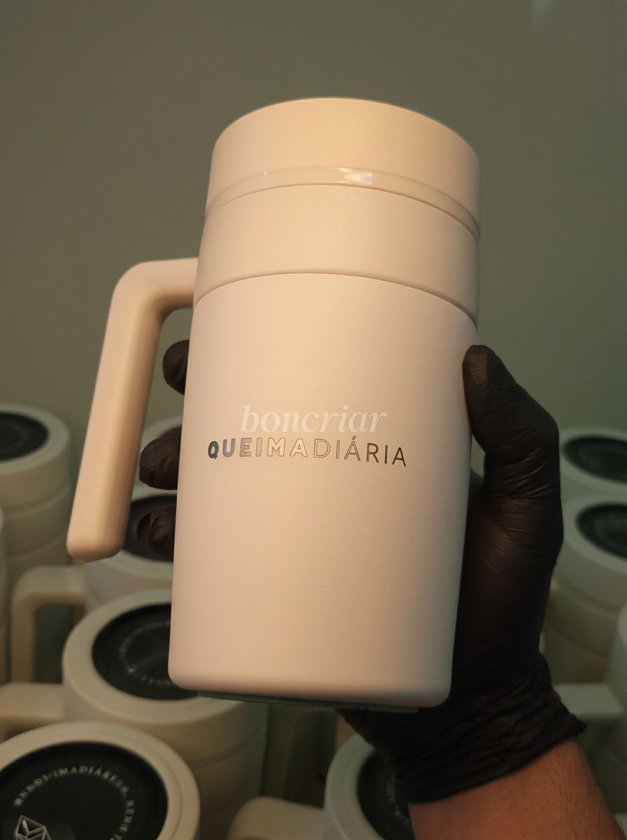 Caneca térmica com alça em bege personalizada com gravação