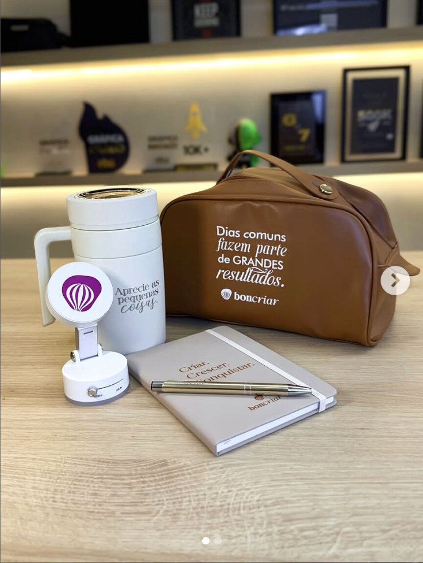 Kit corporativo Boncriar com caneca térmica, necessaire de couro e agenda