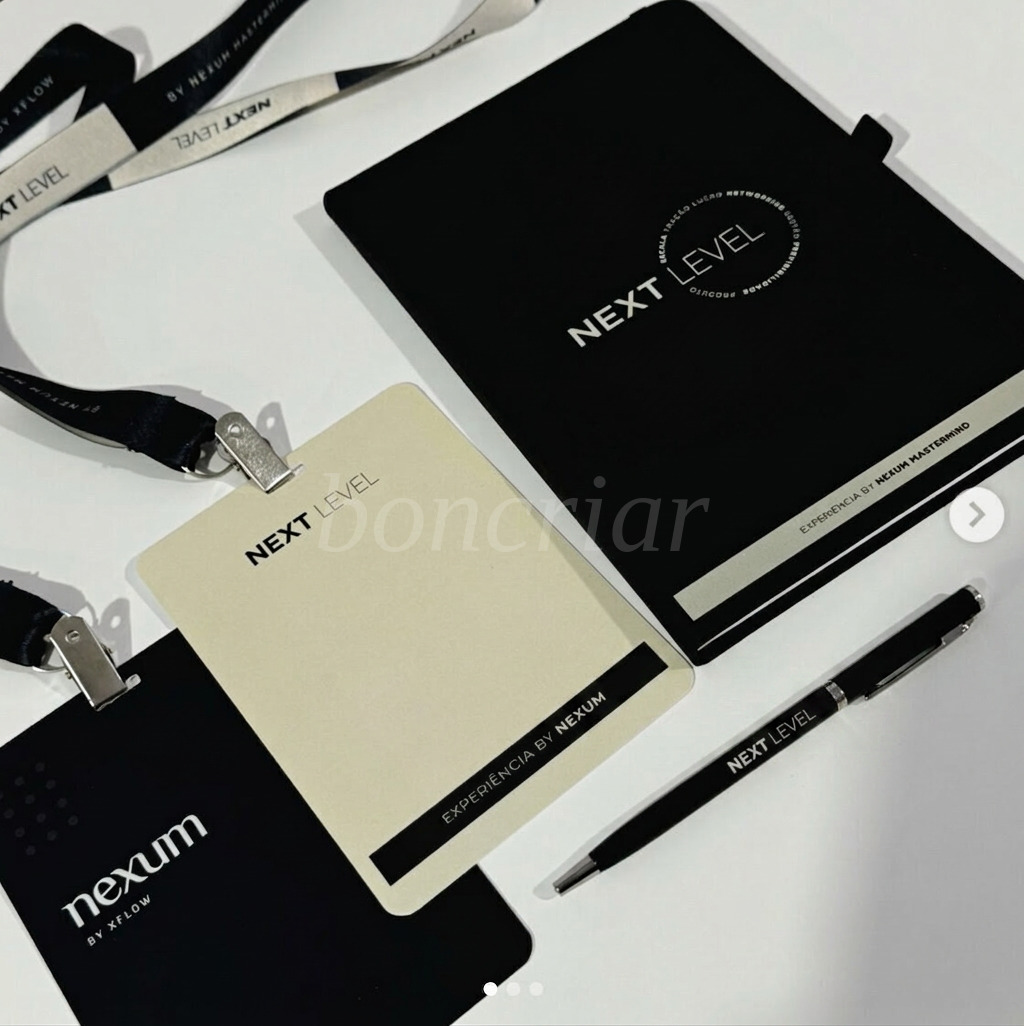 Kit para evento corporativo com crachá, caderno e caneta personalizada