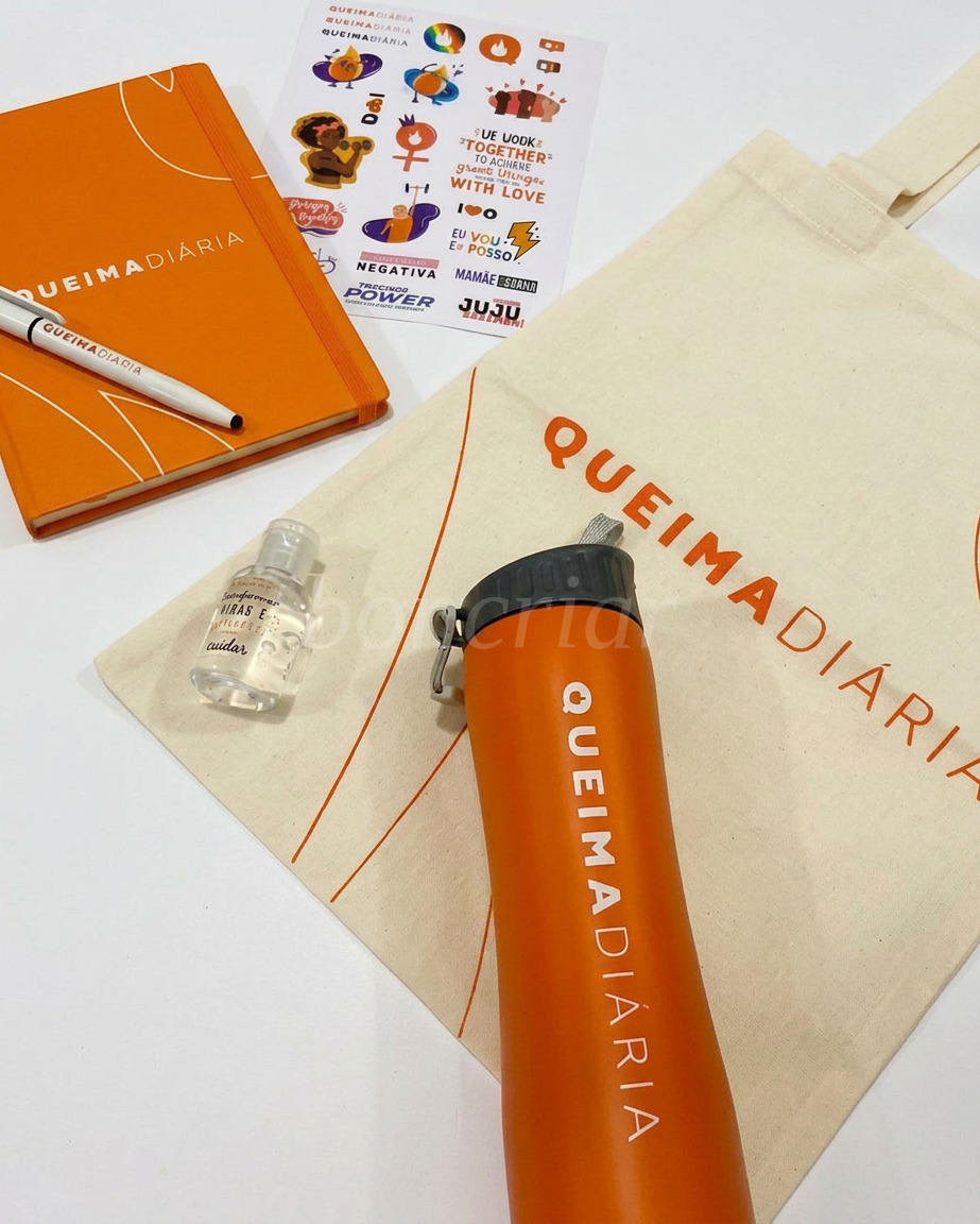 Kit promocional com squeeze laranja, ecobag e caderno personalizado