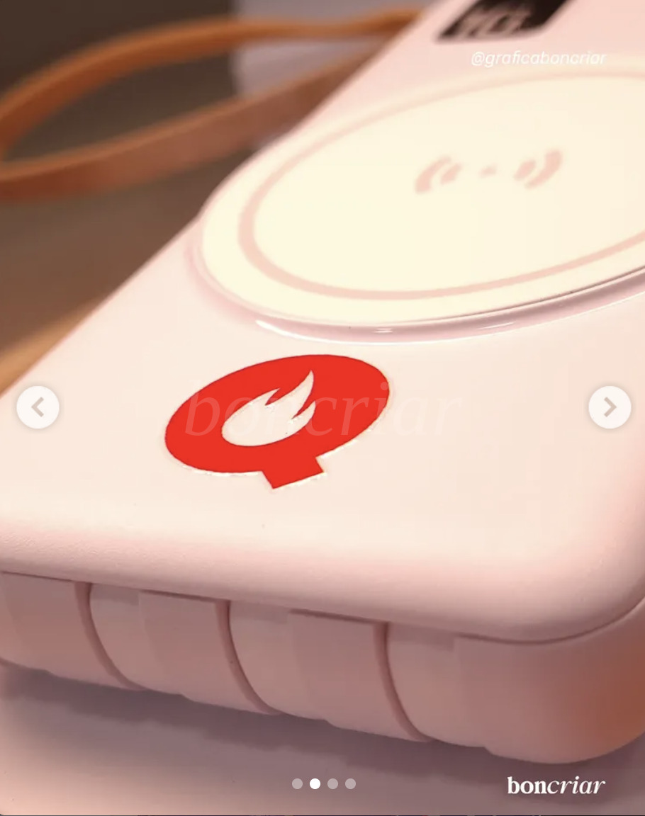 Close de power bank personalizado com carregamento por indução