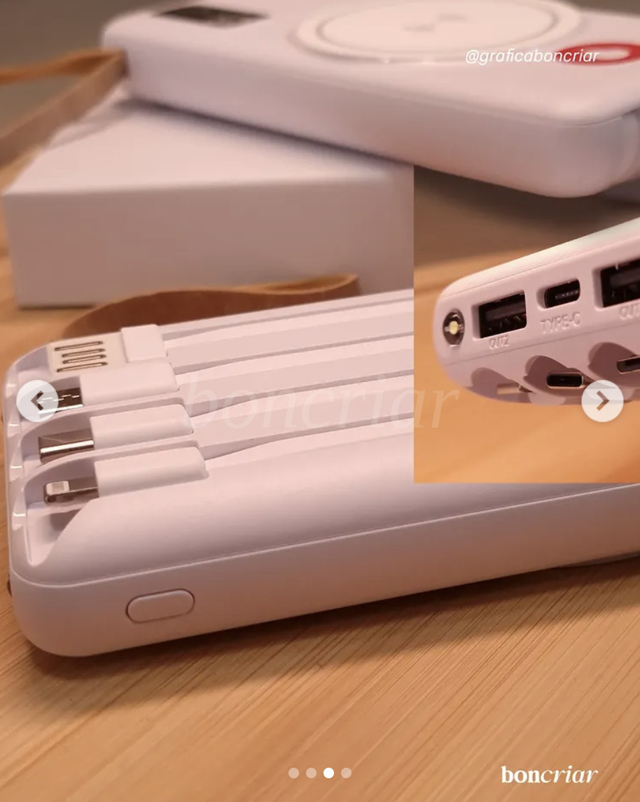 Detalhe de power bank promocional com múltiplas entradas e cabos