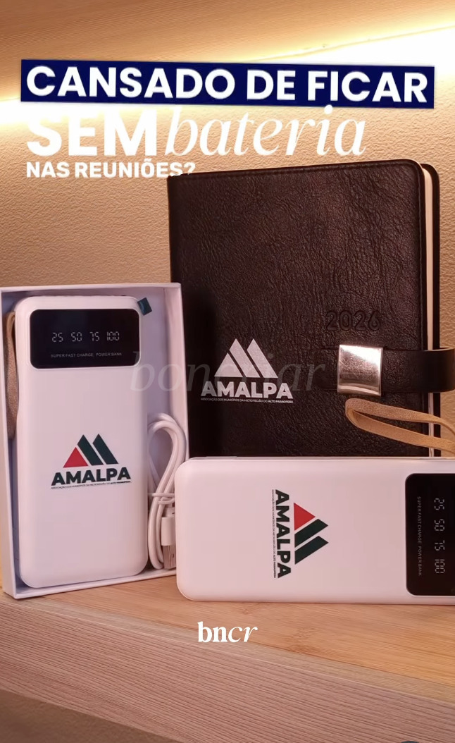 Kit executivo com agenda 2026 e power banks personalizados
