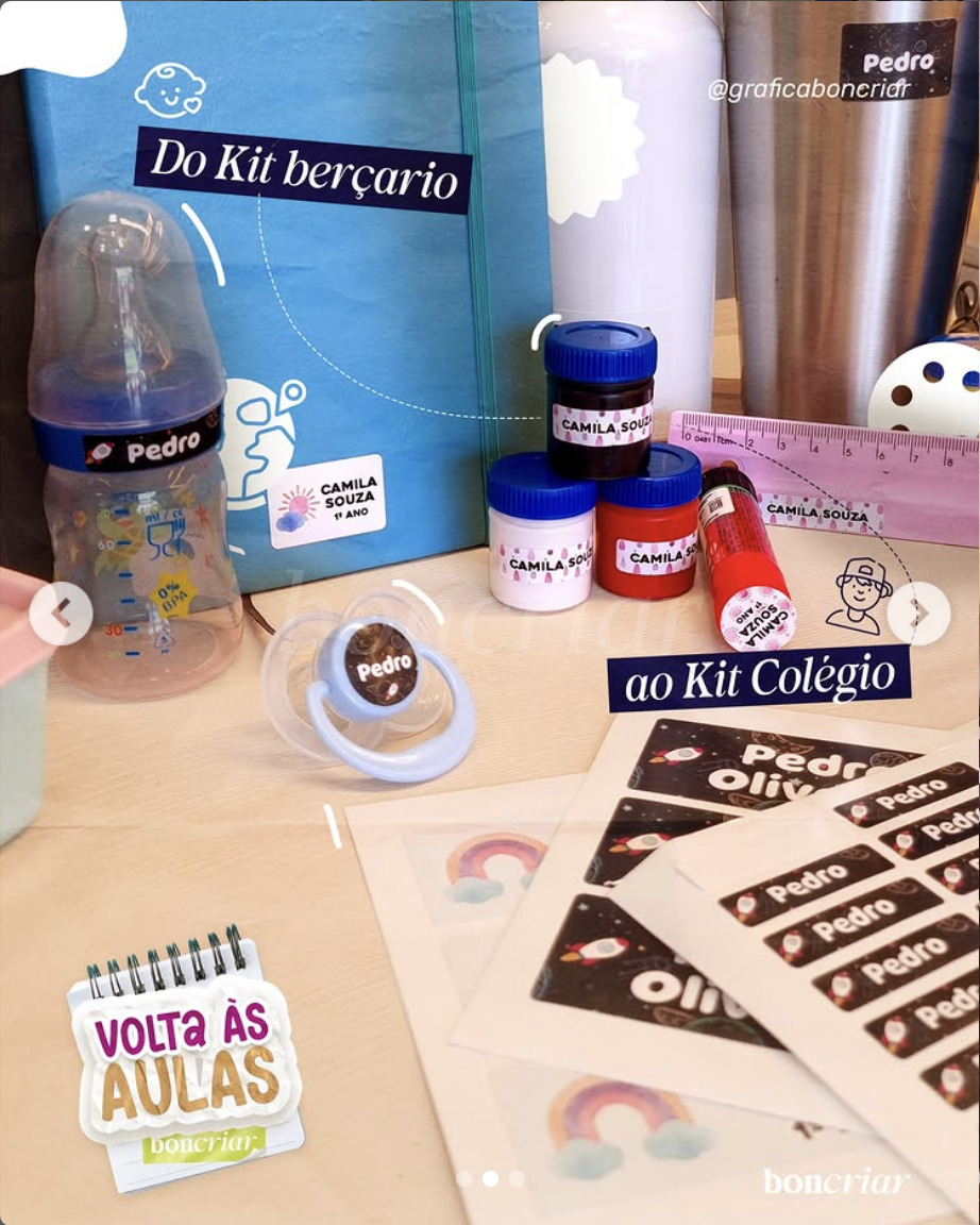 Detalhe de kit escolar personalizado com mamadeira, etiquetas e acessórios