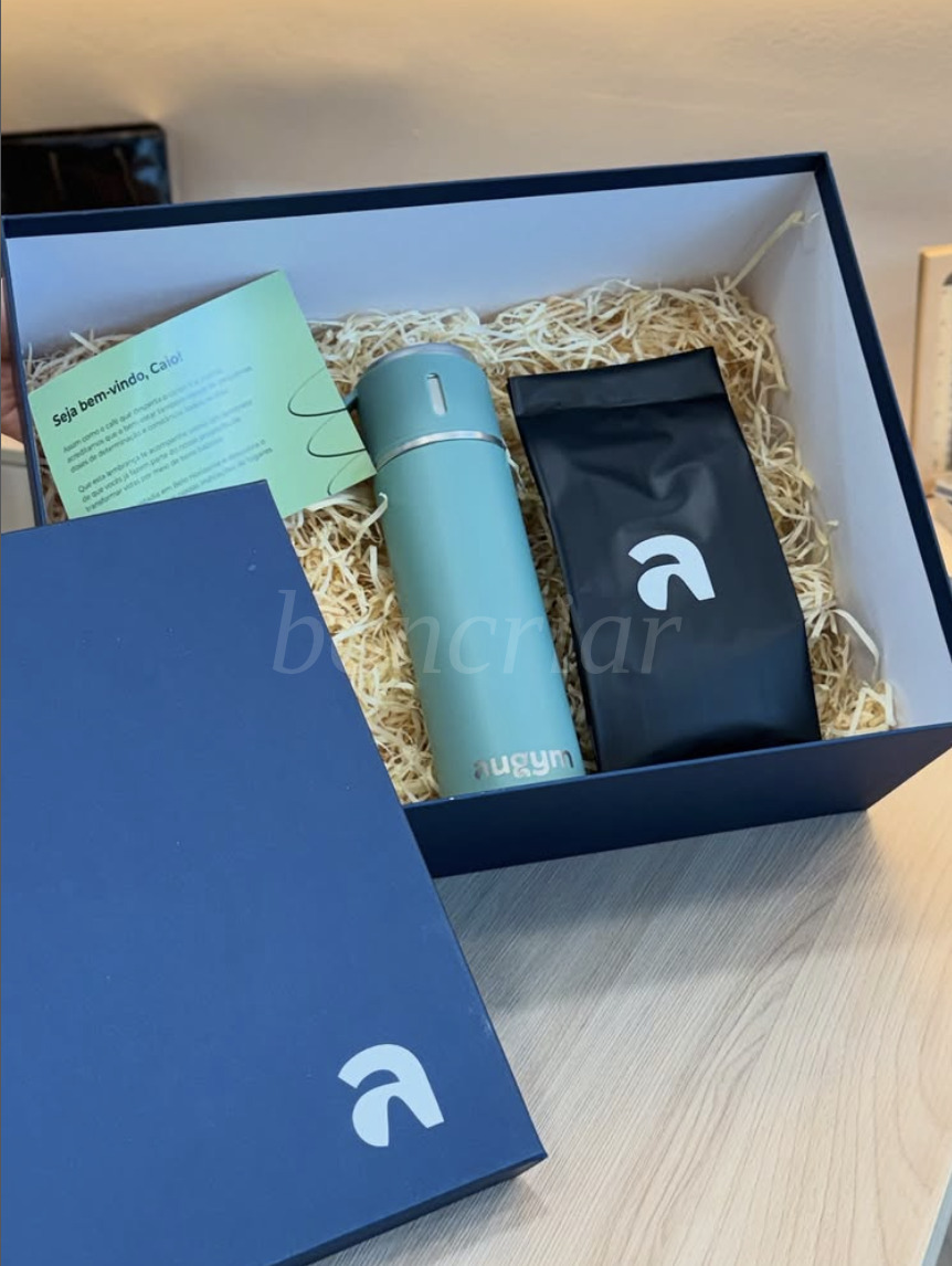 Kit de onboarding com caixa azul, garrafa térmica e embalagem personalizada