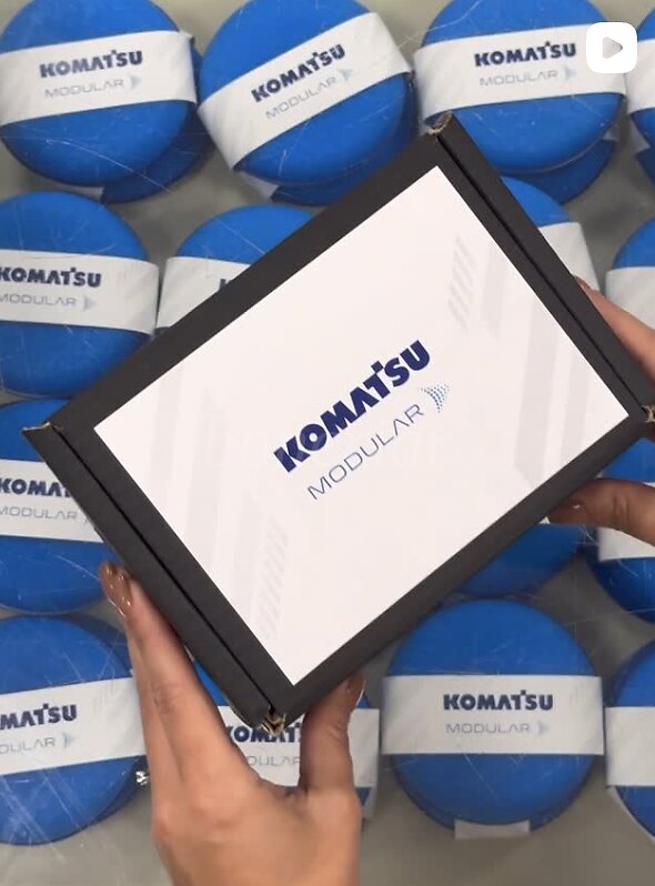 Kit corporativo Komatsu Modular com caixa premium e bolas personalizadas