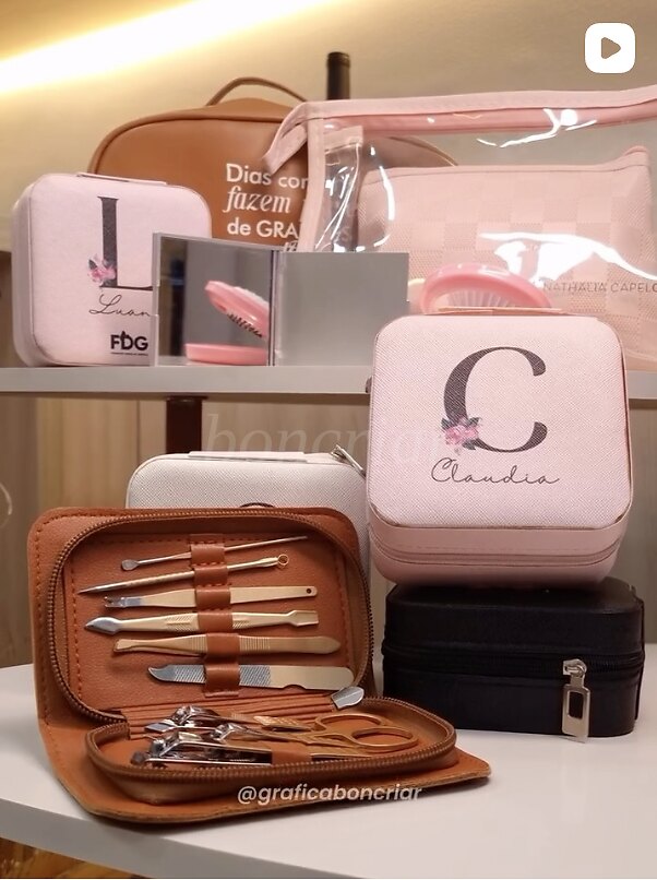 Kit feminino com necessaire, porta-joias e estojo de manicure personalizados