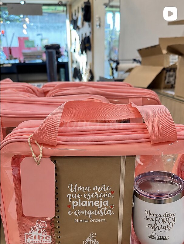 Kit maternidade Kibe Lanches com necessaire rosa, agenda e copo térmico